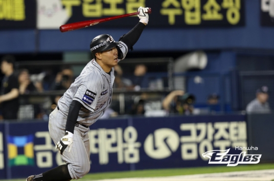 한화 이글스 이재원이 12일 두산 베어스전 안타를 날리고 있다. /사진=한화 이글스 제공