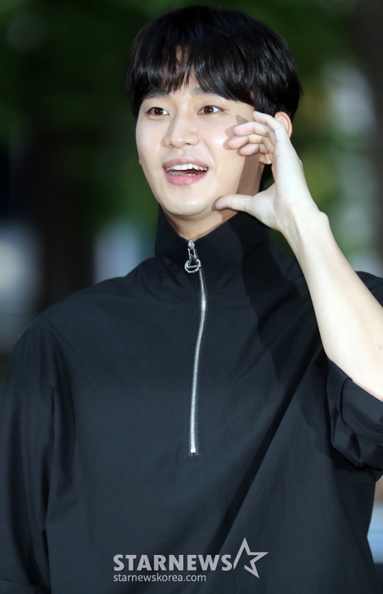 배우 김수현이 27일 오후 서울 여의도 한 음식점에서 열린 tvN 토일드라마 &#039;눈물의 여왕&#039; 종방연에 참석하고 있다. 2024.04.27 /사진=임성균