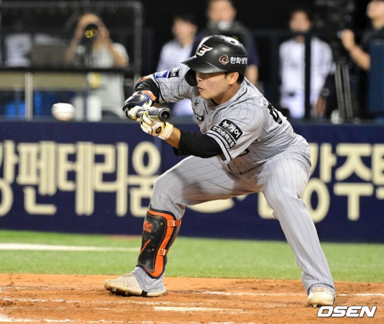 한화 문현빈이 12일 두산전 9회초 스퀴즈 번트를 시도하고 있다.