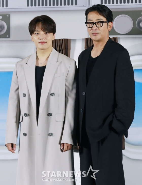 배우 여진구, 하정우가 22일 오전 서울 CGV용산아이파크몰에서 진행된 영화 &#039;하이재킹&#039;(감독 김성한) 제작발표회에 참석해 포즈를 취하고 있다.   1971년 대한민국 상공, 여객기가 공중 납치되면서 벌어지는 극한의 상황을 담은 영화 ‘하이재킹’은 6월 21일 개봉한다. /2024.05.22 /사진=이동훈