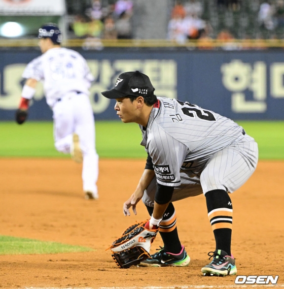 한화 김택연이 두산전 8회말 타구를 빠뜨리고 있다.