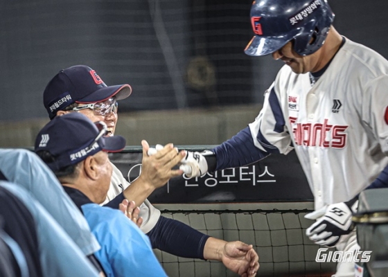 롯데 정훈(맨 오른쪽)이 13일 사직 키움전에서 7회 말 3점 홈런을 터트리고 김태형 감독과 하이파이브를 하고 있다. /사진=롯데 자이언츠 제공 