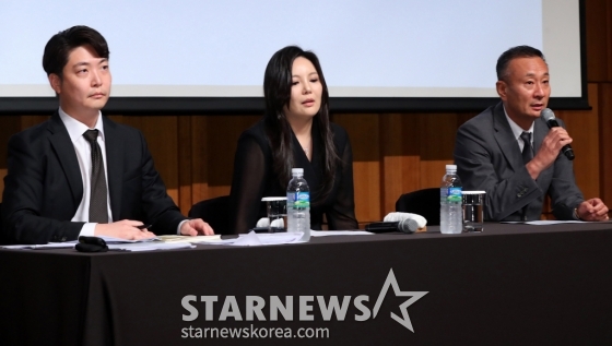 [서울=뉴시스] 김혜진 기자 = 이재학(왼쪽부터) 법무법인 린 변호사, 차가원 원헌드레드 회장, 김동준 INB100 대표이 10일 오후 서울 중구 신라호텔에서 열린 긴급 기자회견에서 입장을 밝히고 있다.  지난해 6월 첸백시는 SM의 부당한 장기 계약과 불투명한 정산을 주장하며 법적 대응을 예고했다. 그 과정에서 외부 세력 개입 및 템퍼링 의혹이 불거졌지만, 이는 첸백시 측과 외부 세력으로 거론된 MC몽이 즉각 반박하면서 논란은 일축됐다. 해당 분쟁은 전속 계약 해지 통보 후 약 19일 만에 양측이 협의 하에 갈등이 봉합됐다고 알 /사진=김혜진