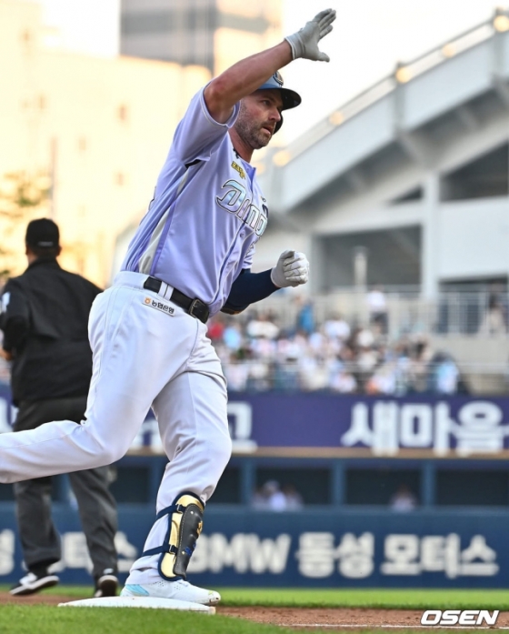 NC 데이비슨이 14일 창원 삼성전에서 1회 말 2점 홈런을 터트리고 있다. 