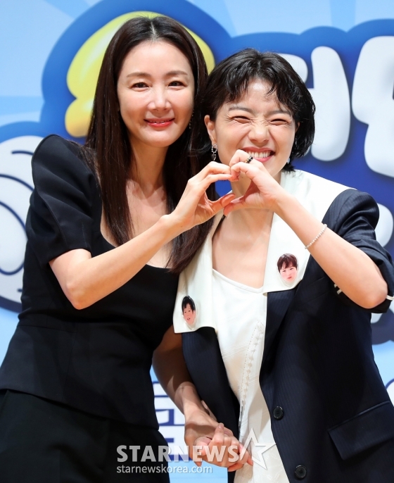 [서울=뉴시스] 김혜진 기자 = 배우 최지우, 방송인 안영미가 14일 오전 서울 영등포구 KBS 아트홀에서 열린 &#039;슈퍼맨이 돌아왔다&#039; 11주년 기념 리뉴얼 기자간담회에서 포즈를 취하고 있다. 2024.06.14. jini@newsis.com /사진=김혜진