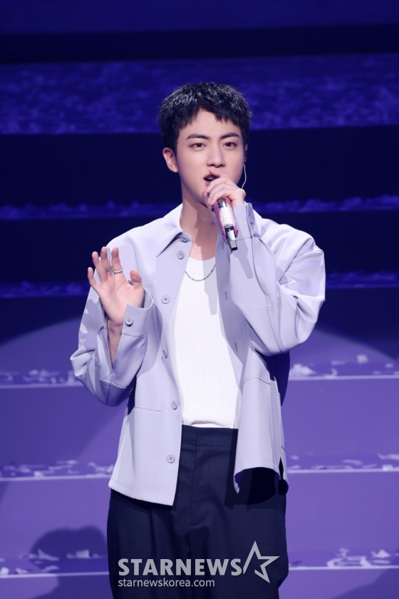 그룹 방탄소년단의 진이 13일 오후 서울 송파구 잠실실내체육관에서 개최된 팬 이벤트 &#039;2024년 6월 13일의 석진, 날씨 맑음&#039;에서 팬들과 소통하고 있다. /사진제공=하이브 2024.06.13 /사진=이동훈