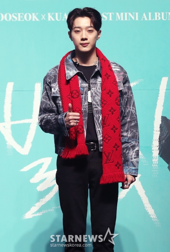 가수 라이관린이 11일 오후 서울 광진구 예스24라이브홀에서 진행된 첫 번째 데뷔 미니앨범 &#039;9801&#039; 쇼케이스에서 포즈를 취하고 있다.