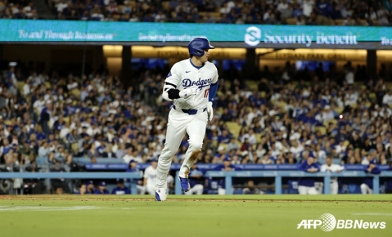 LA 다저스 오타니 쇼헤이가 미국 캘리포니아주 로스엔젤레스 다저스타디움에서 열린 캔자스시티 로열스와 2024 미국프로야구 메이저리그(MLB) 홈경기에서 안타를 날리고 있다. /AFPBBNews=뉴스1