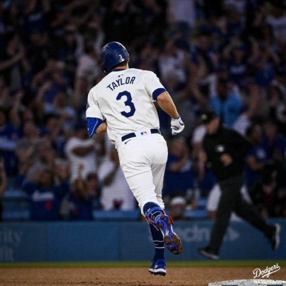 LA 다저스 크리스 테일러가 동점 홈런을 날리고 있다. /사진=LA 다저스 공식 SNS 갈무리