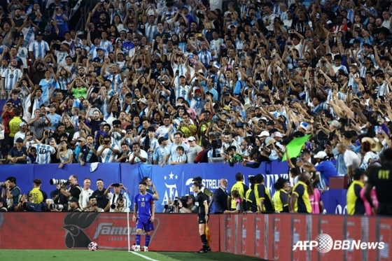 리오넬 메시(아래 파란색 유니폼)가 15일(한국시간) 미국 메릴랜드주 랜도버의 페덱스 필드에서 열린 아르헨티나 대 과테말라의 친선전에서 관중의 환호를 받고 있다. /AFPBBNews=뉴스1