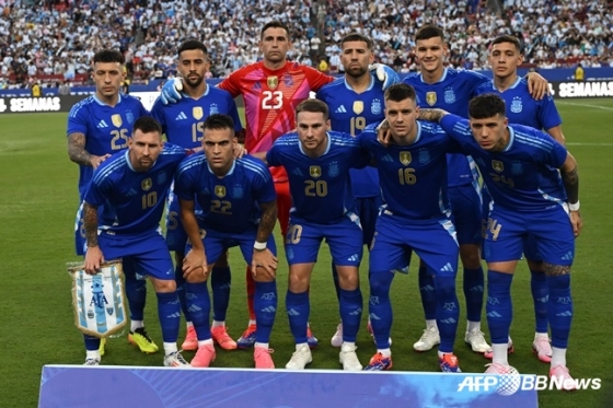 아르헨티나 대표팀이 15일(한국시간) 미국 메릴랜드주 랜도버의 페덱스 필드에서 열린 아르헨티나 대 과테말라의 친선전에서 경기 전 기념 촬영을 하고 있다. /AFPBBNews=뉴스1