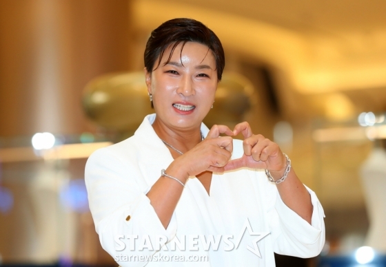 [서울=뉴시스] 김혜진 기자 = 박세리 감독이 2일 오전 서울 송파구 롯데 에비뉴엘에서 열린 프레드 포스텐 크루즈 팝업스토어 오픈 행사에서 포즈를 취하고 있다. 2024.05.02. jini@newsis.com /사진=김혜진
