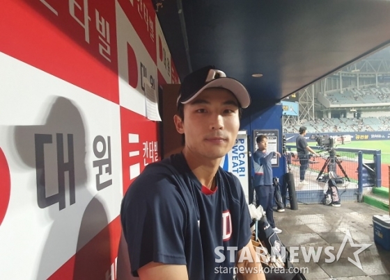 두산 이유찬이 15일 고척 키움전을 앞두고 인터뷰에 응하고 있다. /사진=김동윤 기자