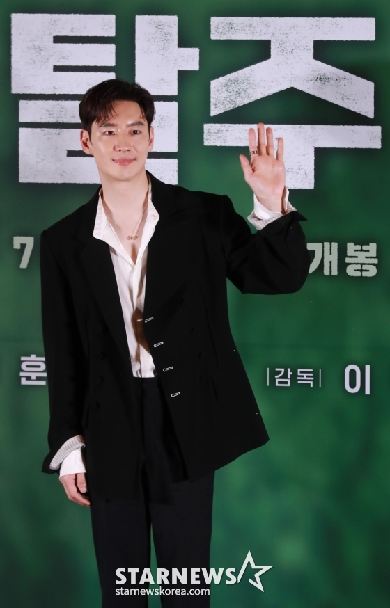 배우 이제훈이 17일 오후 서울 메가박스 코엑스에서 진행된 영화 &#039;탈주&#039;(감독 이종필) 시사회 및 간담회에 참석해 포즈를 취하고 있다. /2024.06.17 /사진=이동훈