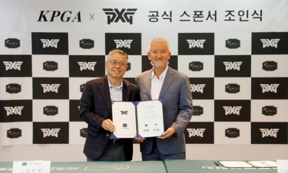 김원섭 KPGA 회장(왼쪽부터)과 신재호 PXG 회장이 공식 스폰서 협약서를 함께 들고 기념 촬영을 하고 있다. /사진=KPGA 제공