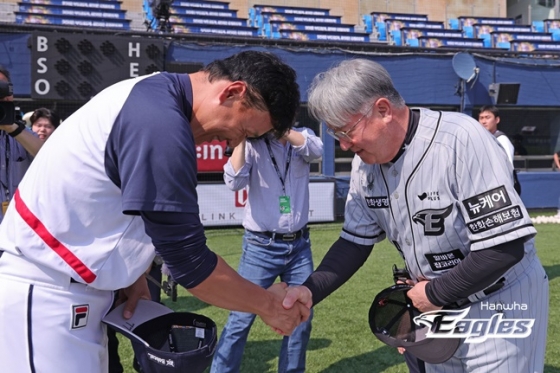 김경문 한화 이글스 감독(오른쪽)이 옛 제자 이승엽 두산 베어스 감독과 만나 허리를 숙여 인사하고 있다. /사진=한화 이글스 제공