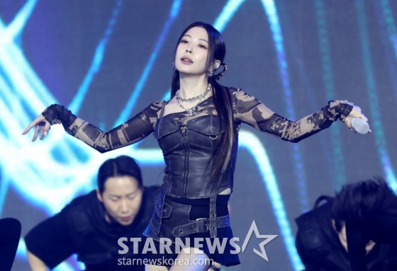 (서울=뉴스1) 권현진 기자 = 가수 보아가 10일 오후 서울 송파구 잠실실내체육관에서 열린 ‘2023 케이 링크 페스티벌(2023 K-link 페스티벌)’에서 화려한 무대를 선보이고 있다. 2023.12.10/뉴스1  Copyright (C) 뉴스1. All rights reserved. 무단 전재 및 재배포,  AI학습 이용 금지. /사진=(서울=뉴스1) 권현진 기자