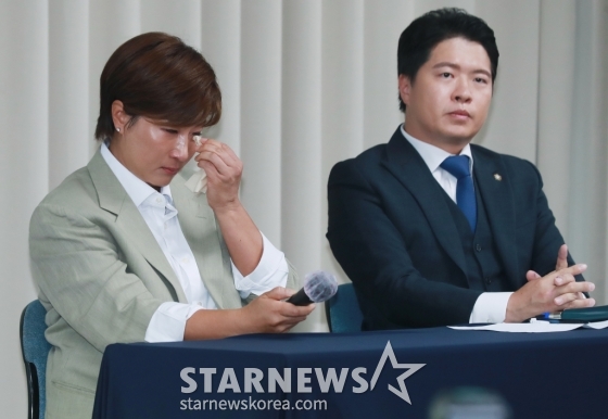 부친을 사문서위조 혐의로 경찰에 고소한 골프선수 출신 방송인 박세리가 18일 오후 서울 강남구 스페이스쉐어에서 진행된 기자회견에서 눈물을 흘리고 있다. /2024.06.18 /사진=이동훈
