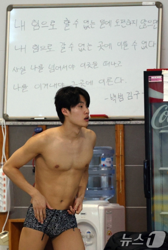 수영대표팀 황선우가 18일 오후 충북 진천군 진천국가대표선수촌 수영센터에서 열린 2024 파리하계올림픽 수영 국가대표팀 미디어데이에서 화이트보드에 적힌 백범 김구 선생의 글 앞을 지나 공개 훈련을 준비하고 있다. /사진=뉴스1