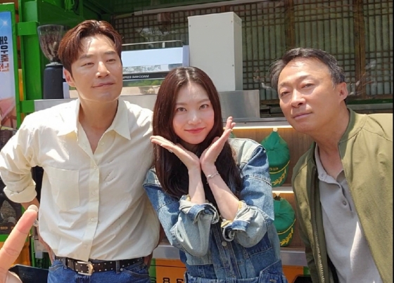 (서울=뉴스1) 김수정 = 배우 이희준(왼쪽부터)와 공승연, 이성민이 18일 오후 서울 종로구 서울 종로구 청계천로 광장에서 열린 영화 &#039;핸섬가이즈&#039; 커피차 이벤트에 앞서 포즈를 취하고 있다. 2024.6.18/뉴스1  Copyright (C) 뉴스1. All rights reserved. 무단 전재 및 재배포,  AI학습 이용 금지. /사진=(서울=뉴스1) 김수정