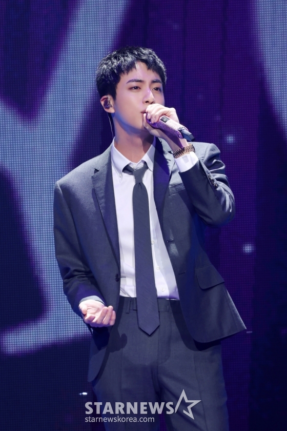그룹 방탄소년단의 진이 13일 오후 서울 송파구 잠실실내체육관에서 개최된 팬 이벤트 &#039;2024년 6월 13일의 석진, 날씨 맑음&#039;에서 팬들과 소통하고 있다. /사진제공=하이브 2024.06.13 /사진=이동훈
