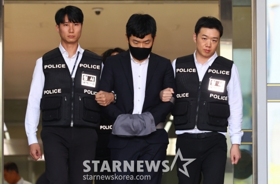 [서울=뉴시스] 황준선 기자 = 음주 뺑소니 혐의를 받고 있는 트로트 가수 김호중의 범인도피교사 혐의를 받는 소속사 생각엔터테인먼트 이광득 대표가 31일 오전 서울 강남경찰서에서 검찰로 송치되고 있다. 2024.05.31. hwang@newsis.com /사진=황준선
