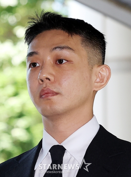 (서울=뉴스1) 박지혜 기자 = 마약 투약 혐의를 받는 배우 유아인(본명 엄홍식)이 18일 오후 서울 서초구 서울중앙지법에서 열린 6차 공판에 출석하고 있다. 유아인은 지난 2020년 9월부터 2022년 3월까지 미용 시술을 위한 수면 마취를 가장하는 방식 등으로 181차례에 걸쳐 프로포폴 등을 상습 투약한 혐의를 받고 있다. 앞서 열린 공판에서 유아인 측은 프로포폴, 대마 혐의만 일부 인정했다. 대마 흡연 교사, 증거 인멸 교사 혐의에 대해서는 인정하지 않았다. 2024.6.18/뉴스1 Copyright (C) 뉴스1 /사진=(서울=뉴스1) 박지혜 기자