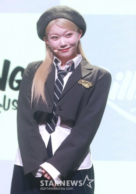 걸그룹 빌리(Billlie) 츠키가 23일 오후 서울 마포구 신한PLAY스퀘어에서 진행된 싱글 1집 &#039;사이드-비 : 메모얼스 오브 에코 언씬&#039;(side-B : memoirs of echo unseen) 발매기념 쇼케이스에서 포즈를 취하고 있다.   이번 앨범은 멤버 문수아와 수현의 건강상의 문제로 츠키, 시윤, 션, 하람, 하루나 5인 체제로 진행된다. /2023.10.23 /사진=이동훈