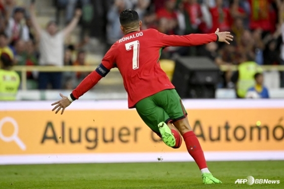 크리스티아누 호날두가 지난 12일(한국시간) 포르투갈 아베이로의 에스타디오 무니시팔 데 아베이로에서 열린 포르투갈 대 아일랜드의 친선전에서 골을 넣고 기뻐하고 있다. /AFPBBNews=뉴스1