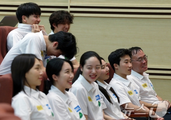 경영 국가대표 황선우(왼쪽 위)가 18일 오후 충북 진천군 진천국가대표선수촌 수영센터에서 열린 2024 파리하계올림픽 수영 국가대표팀 미디어데이에서 인터뷰를 마친 뒤 자리로 돌아와 고개를 떨군 채 웃고 있다.