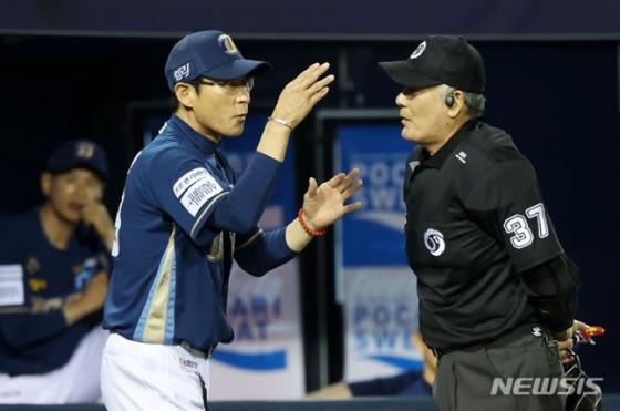 강인권 NC 다이노스 감독(왼쪽)이 18일 두산 베어스와 원정경기에서 7회초 비디오판독 결과가 뒤집어지자 심판진에 항의를 하고 있다. /사진=뉴시스