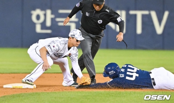 2루에서 박준영(왼쪽)의 태그를 피해 슬라이딩을 하고 있는 김휘집(오른쪽). 다만 이 상황은 포스 아웃 상황이었고 박준영이 2루 베이스를 밟고 있는 걸 확인할 수 있지만 2루심은 태그 장면에만 집중하고 있다.