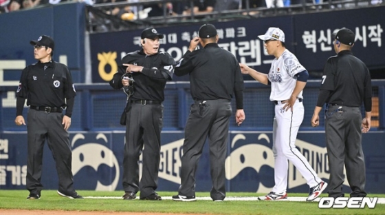 이승엽 두산 감독(왼쪽에서 4번째)가 경기장으로 뛰어 나와 심판진에 어필을 하고 있다.