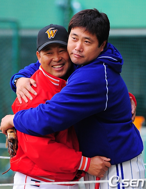 삼성 출신의 이만수(왼쪽) 당시 SK 코치와 삼성 양준혁이 2010년 만나 포옹하고 있다. /사진=OSEN