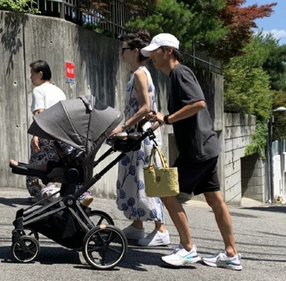 송중기 가족 /사진=샤오홍슈