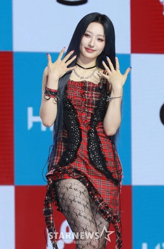 걸그룹 하이키 휘서가 19일 오후 서울 용산구 블루스퀘어에서 진행된 미니 3집 '러브 오어 헤이트' 발매기념 쇼케이스에서 마스코트 베니크와 포즈를 취하고 있다. 이번 앨범에는 타이틀곡 '뜨거워지자'(Let It Burn)'를 비롯해 '♥ Letter', '나를 위한, 나에 의한, 나만의 이야기'(Iconic), '국지성호우'(Rainfalls) 등 총 4곡이 수록됐다. /2024.06.19 /사진=이동훈