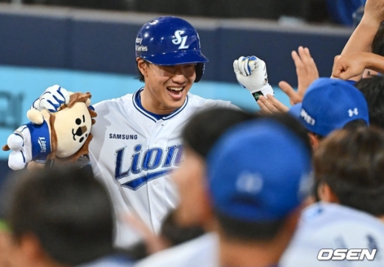 삼성 이성규가 19일 대구 SSG전 7회말 2사에서 좌중월 솔로 홈런을 치고 하이파이브를 하고 있다.