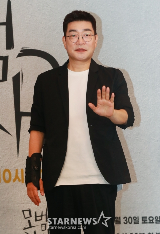 배우 손현주가 28일 오후 서울 마포구 서울가든호텔에서 진행된 JTBC 새 드라마 '모범형사2' 제작발표회에 참석해 포즈를 취하고 있다. 선(善)넘는 악(惡)인들의 추악한 욕망 앞에 진실 하나로 맞선 강력2팀 모범형사들의 대역전 수사극 '모범형사2'는 30일 첫 방송된다. /2022.07.28