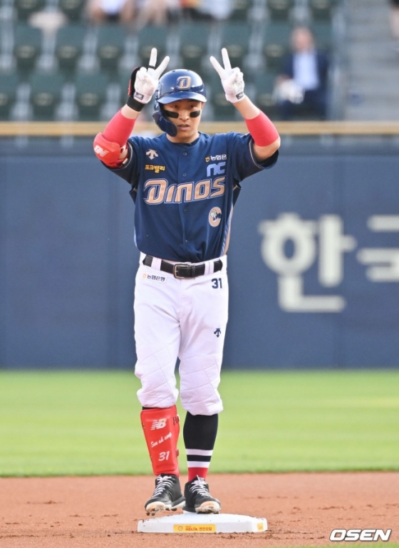 NC 손아섭이 지난 18일 잠실 두산전 1회 초 1사에서 2루타를 치고 세리머니하고 있다.