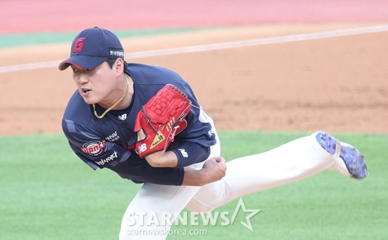 &#039;2024 신한 SOL 뱅크 KBO리그&#039; KT-롯데 경기가 19일 수원KT위즈파크에서 열렸다.  롯데 선발 나균안이 역투하고 있다. /사진=김진경 대기자