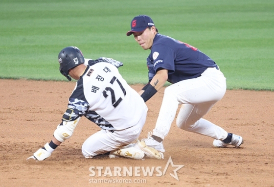 &#039;2024 신한 SOL 뱅크 KBO리그&#039; KT-롯데 경기가 19일 수원KT위즈파크에서 열렸다. KT 배정대가 4회말 1사 2,3루에서 2타점 2루타를 날린 후 2루에 안착하고 있다. 롯데 2루수는 고승민. /사진=김진경 대기자