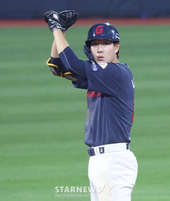 &#039;2024 신한 SOL 뱅크 KBO리그&#039; KT-롯데 경기가 19일 수원KT위즈파크에서 열렸다.  롯데 나승엽이 8회초 무사 1루에서 1타점 중월 2루타를 치고 2루에 안착한 후 세리머니를 선보이고 있다. /사진=김진경 대기자