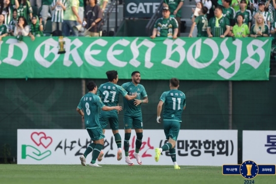 기뻐하는 김포FC 선수단. /사진=대한축구협회 제공