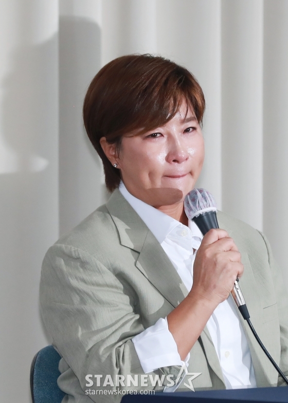 부친을 사문서위조 혐의로 경찰에 고소한 골프선수 출신 방송인 박세리가 18일 오후 서울 강남구 스페이스쉐어에서 진행된 기자회견에 참석해 준비를 하고 있다. /2024.06.18 /사진=이동훈