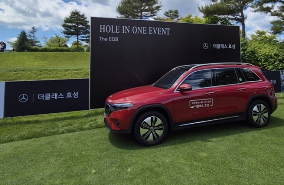 KLPGA 홀인원 부상으로 제공되는 메르세데스-벤츠 차량.  /사진=KLPGA