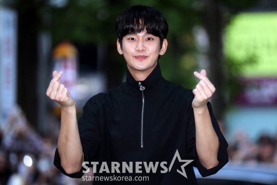 배우 김수현이 27일 오후 서울 여의도 한 음식점에서 열린 tvN 토일드라마 &#039;눈물의 여왕&#039; 종방연에 참석하고 있다. 2024.04.27 /사진=임성균