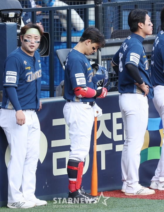 손아섭(가운데)이  경기를 앞두고 국기에 대한 경례를 하고 있다. /사진=김진경 대기자
