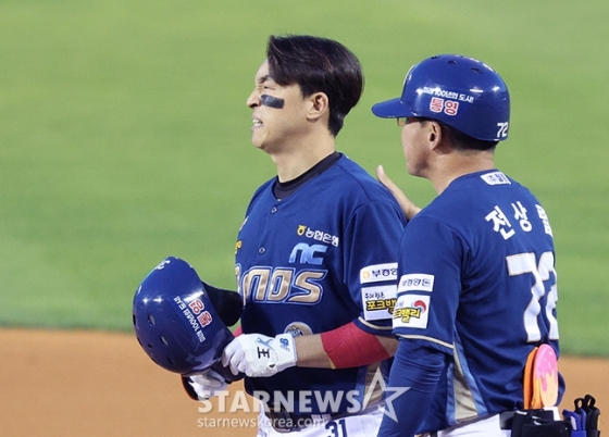 NC 손아섭(왼쪽)이 20일 두산전 6회초 안타로 KBO 통산 최다안타 기록을 경신하고 감격스러운 표정을 짓고 있다. /사진=김진경 대기자
