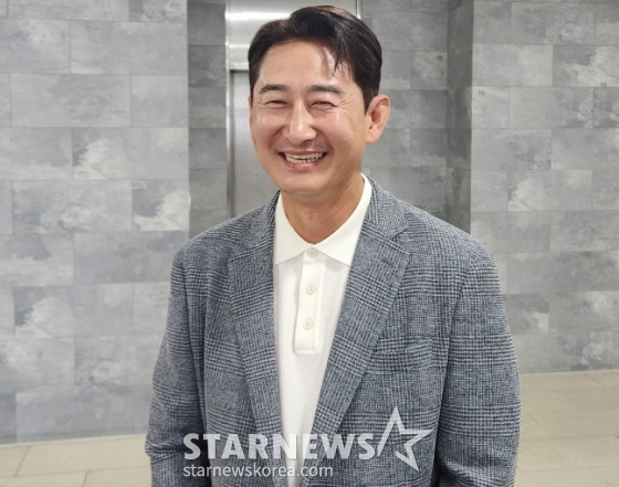 박용택 해설위원이 20일 손아섭의 통산 최다안타 신기록을 축하하기 위해 잠실구장을 찾아 취재진과 인터뷰에서 미소를 짓고 있다. /사진=안호근 기자