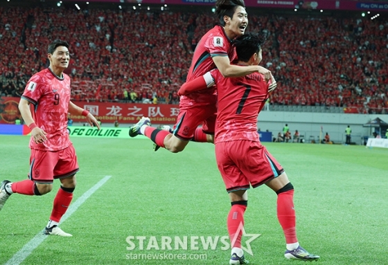 &#039;2026 북중미 월드컵&#039; 아시아 2차예선 C조 최종 6차전 한국-중국 전이 11일 서울월드컵경기장에서 열렸다.  이강인이 후반전 첫 골을 터뜨린 후 손흥민과 기쁨을 나누고 있다. /사진=김진경 대기자.